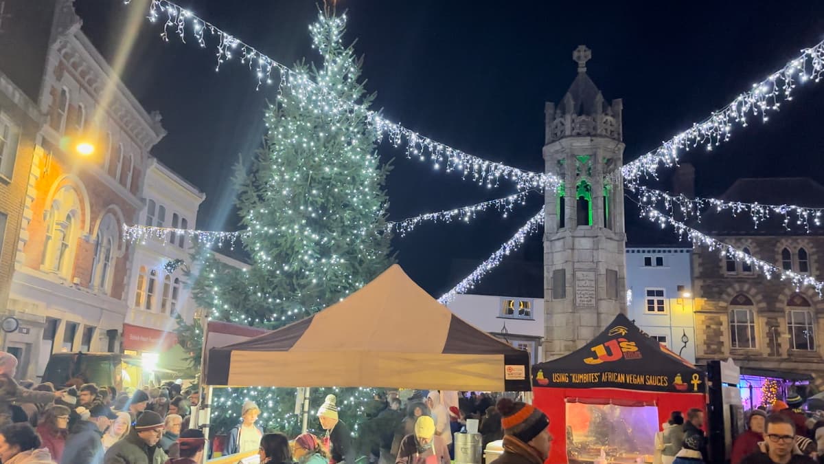 Hundreds turn out to watch Launceston light up at switchon event holsworthytoday.co.uk